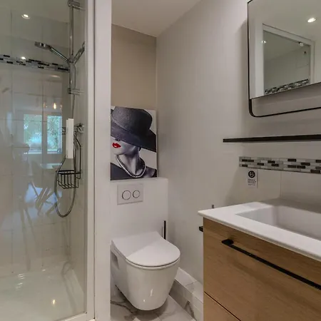 Very Flat For 5 With Swimming Pool Tennis Court And Free Park *