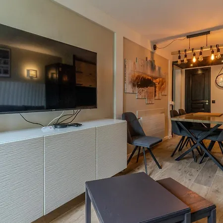 Very Flat For 5 With Swimming Pool Tennis Court And Free Park