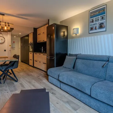Very Flat For 5 With Swimming Pool Tennis Court And Free Park