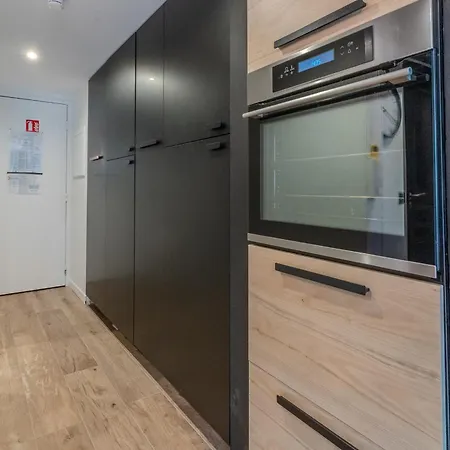 Very Flat For 5 With Swimming Pool Tennis Court And Free Park