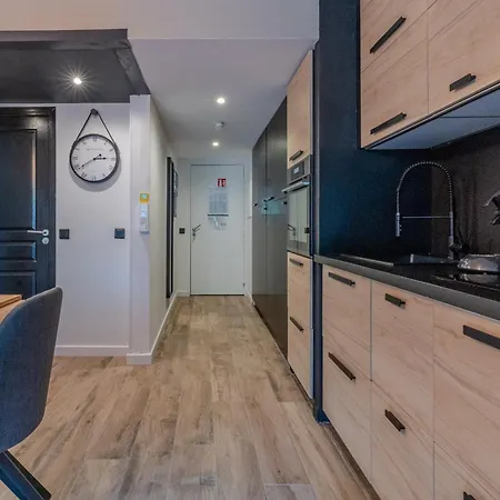 Very Flat For 5 With Swimming Pool Tennis Court And Free Park Apartment *